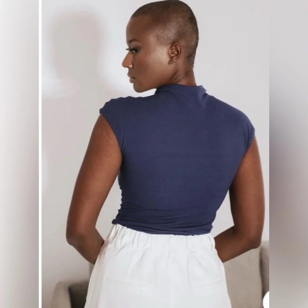 Klassy Network Mock Neck Cap Sleeve Blouse- NAVY- EUC! - Picture 2 of 14